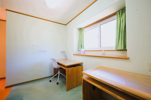 ～敷地内平屋付き～　群馬県渋川市中郷　の洋室|出窓がある部屋で、明るい日差しを感じながら集中して作業や学習ができます