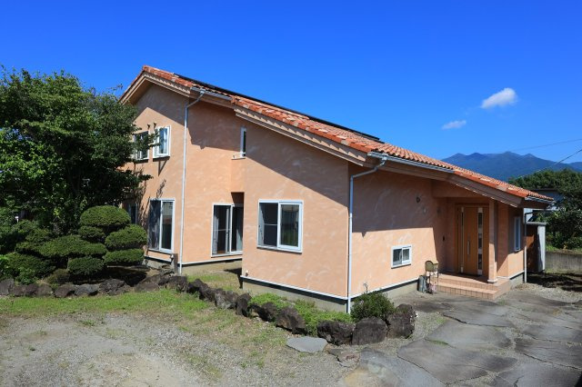 ～敷地内平屋付き～　群馬県渋川市中郷　の外観|あたたかみのある外観で青空と山々に囲まれた暮らしを楽しめます