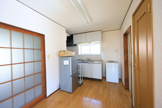 ～敷地内平屋付き～　群馬県渋川市中郷　の居間・リビング|離れ：窓から光を取り込めるキッチンで明るい空間で調理できます