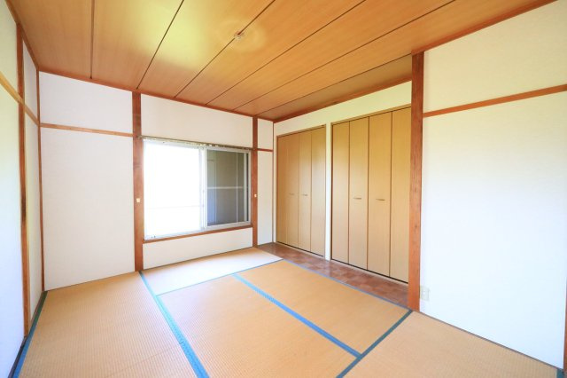 ～敷地内平屋付き～　群馬県渋川市中郷　の和室|離れ：衣類や荷物を整理できる収納扉付きの和室