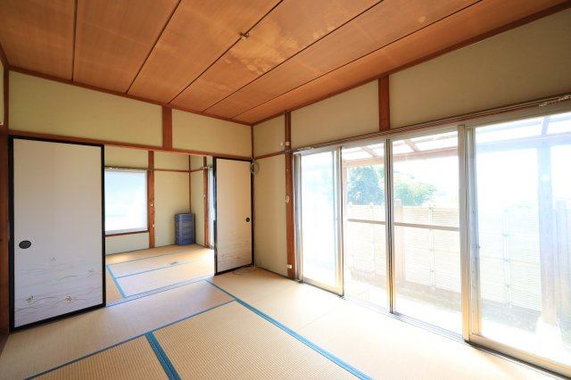～敷地内平屋付き～　群馬県渋川市中郷　の和室|離れ：大きな窓から爽やかな光が差し込み明るい和室