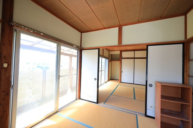 ～敷地内平屋付き～　群馬県渋川市中郷　の和室|離れ：ふすまを開けて空間を繋げられ広々と柔軟に使用できます。