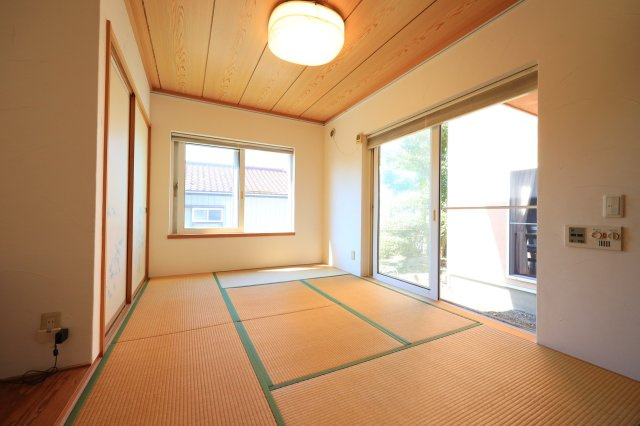 ～敷地内平屋付き～　群馬県渋川市中郷　の和室|2面に大きな窓があり効率よく換気できて爽やかに過ごせます