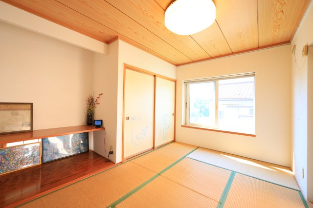 ～敷地内平屋付き～　群馬県渋川市中郷　の和室|窓から自然光が差し込み畳の上でゆったり読書などを楽しめます