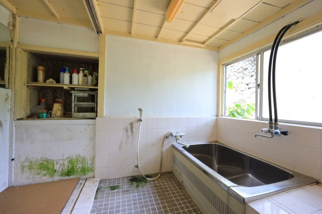 2階に約30帖の多目的空間あり～群馬県藤岡市坂原～の浴室|窓から自然光が入る浴室。お好みの設備への変更も可能です。