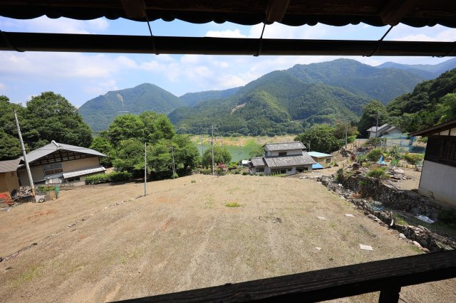 2階に約30帖の多目的空間あり～群馬県藤岡市坂原～の展望|離れの窓から山並みと水面を望むロケーション。季節の移ろいを楽しめます。