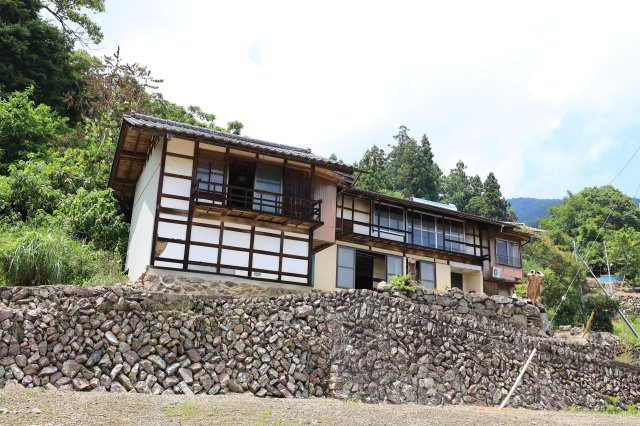 2階に約30帖の多目的空間あり～群馬県藤岡市坂原～の外観|風情ある石垣の上に建つ住まい。重厚感のある雰囲気が魅力。