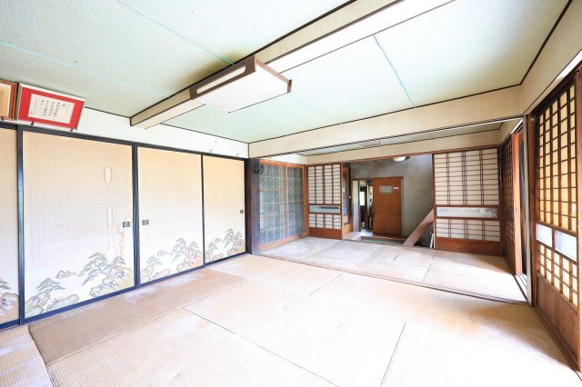 2階に約30帖の多目的空間あり～群馬県藤岡市坂原～の和室|伝統的な襖絵が残る和室。畳の張り替えで新鮮な空間に。