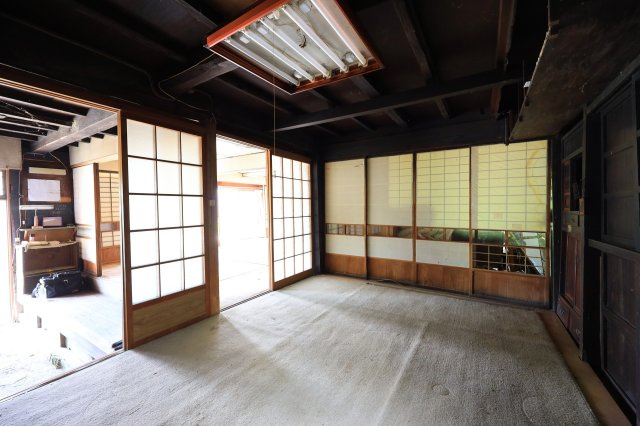 2階に約30帖の多目的空間あり～群馬県藤岡市坂原～の和室|立派な梁が覗く天井。古民家風のリノベーションに映えます。