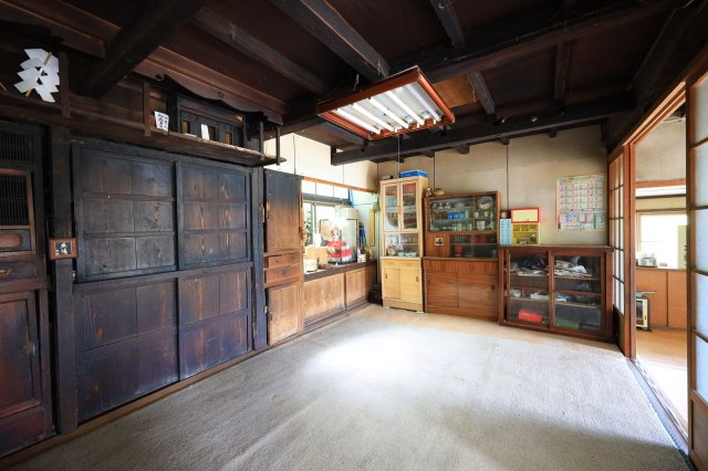 2階に約30帖の多目的空間あり～群馬県藤岡市坂原～の居間・リビング|重厚感ある木製造作家具つき。レトロな雰囲気を楽しめます。