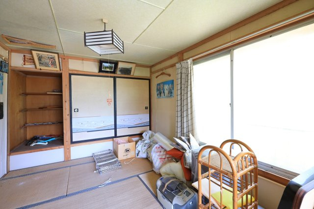 2階に約30帖の多目的空間あり～群馬県藤岡市坂原～の和室|大きな窓から光が差し込む和室。趣味の部屋としてもおすすめ。