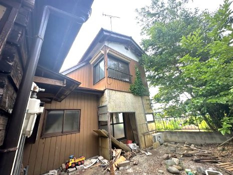 DIYで自分好みに再現可能！～群馬県富岡市七日市～の外観|緑に囲まれた敷地裏手。家庭菜園や作業スペースとしても活用可能。