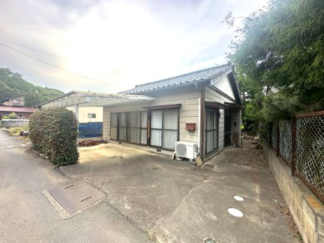 DIYで自分好みに再現可能！～群馬県富岡市七日市～の外観|屋根付き車庫のある落ち着いた佇まい。