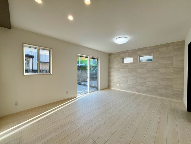 ワイウッドコート館林市東美園町第1期の居間・リビング