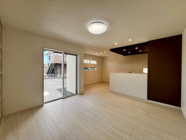 ワイウッドコート館林市足次町第2期の居間・リビング