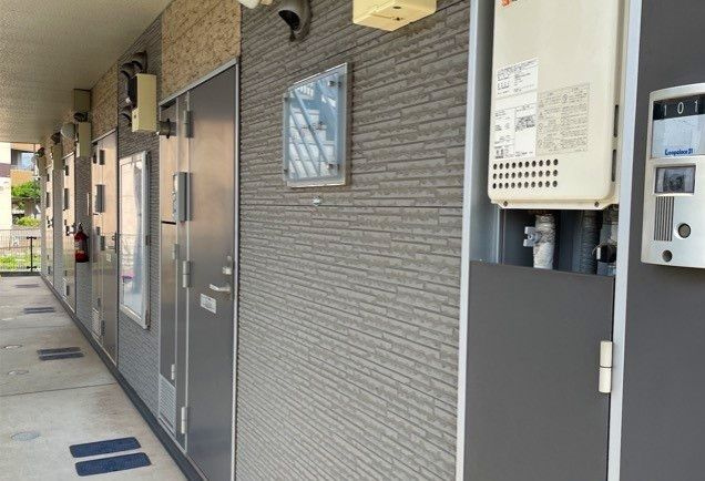 レオパレス宮ノ前１号棟の玄関