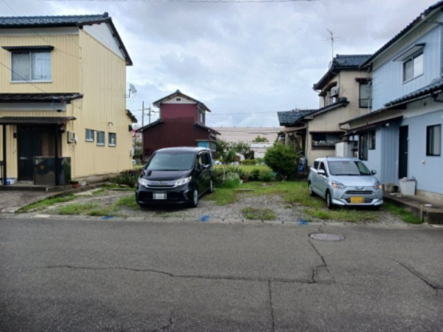西側
現在、月極駐車場として利用中