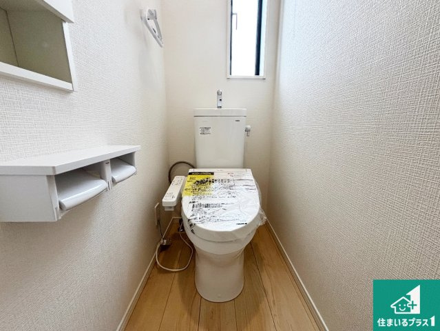 ■枚方市長尾峠町　第3期　新築一戸建てのトイレ|1・2階の2ヶ所にあるので、朝の忙しい時間の順番待ちもなく、深夜の利用にも大変便利です。