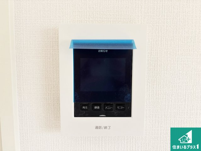 ■枚方市長尾峠町　第3期　新築一戸建ての防犯設備|カラーモニターインターホン！声だけでなく来訪者の姿や顔がモニターで確認できるので、小さなお子様がいらっしゃるご家庭でも安心できます！