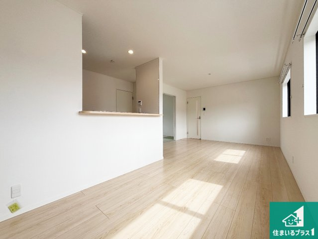 ■枚方市長尾峠町　第3期　新築一戸建ての居間・リビング|日当たり良好の明るいリビングで朝の目覚めもスッキリできそう！対面キッチンでご家族のコミュニケーションも自然と増える設計！小さなお子様が遊ぶスペースを作っても広々とくつろげるLDK！