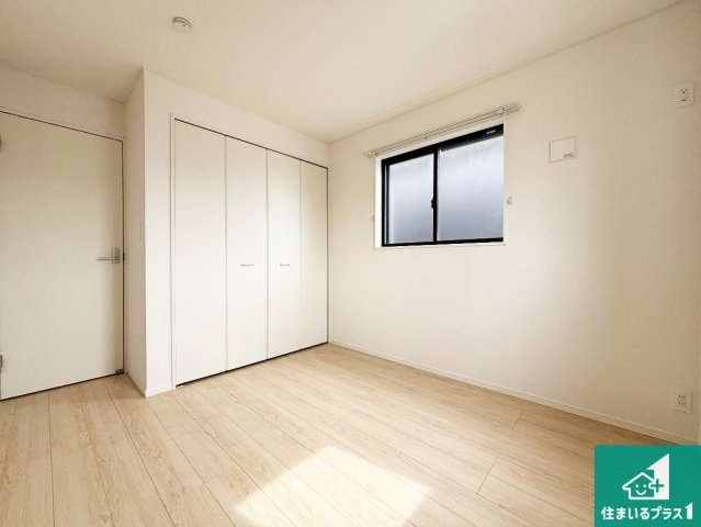 ■枚方市長尾峠町　第3期　新築一戸建ての洋室|収納スペースが充実しているので子供の成長に合わせてたくさん収納ができます！家族構成に合わせた様々な活用ができる収納！