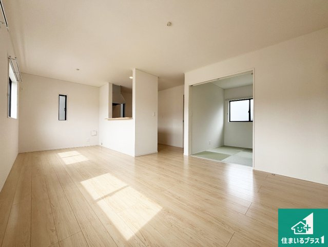 ■枚方市長尾峠町　第3期　新築一戸建ての居間・リビング|シンプルなリビングは、観葉植物等のインテリアを楽しめますね！パパ好みにも、ママ好みにも家具次第で雰囲気を変えることができます！