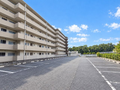 【駐車場】 | 上大岡セントラルハイツＣ棟　バス停約2分/4LDK/周辺商業施設充実 | ◆マンションの敷地内駐車場は、便利で安心な駐車スペースを提供。