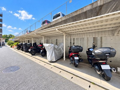 【駐輪場】 | 上大岡セントラルハイツＣ棟　バス停約2分/4LDK/周辺商業施設充実 | ◆その邸が魅せる、気品・上質・重厚感・極細やかさ、そのすべては訪れた者に安らぎと品性を与える特別な空間です。ここに住むからこそ意味がある。すべての（始まり）をここから迎えます。
