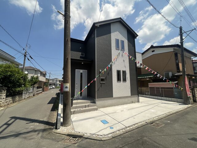 《仲介手数料半額》北本市西高尾第１　の外観|北本市立西小学校徒歩7分。17帖LDKの3LDKで、主寝室は7帖。駐車2台、北・西道路の角地、長期優良住宅です。リビングにはエアコンも完備しています。