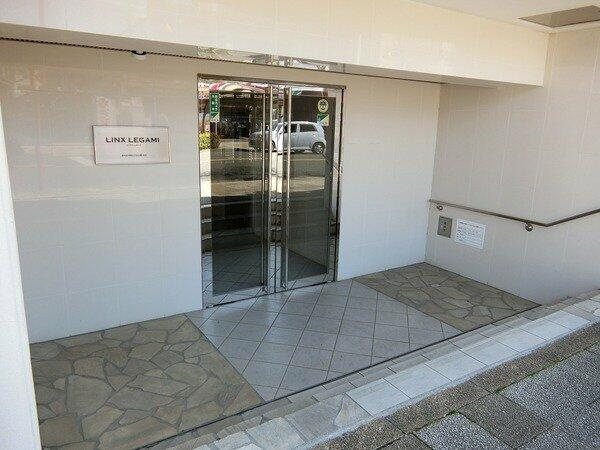 府中市幸町１丁目の賃貸マンションのエントランス
