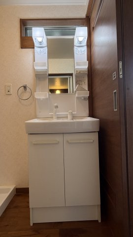 サンハイツ川西L棟の独立洗面台|身支度しやすいシャンプードレッサー洗面台