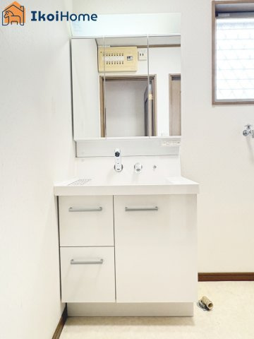 神戸市西区伊川谷町有瀬　中古戸建の洗面所|【ホームページに現地動画掲載中】●年中無休：当日予約可●洗面は便利な３面鏡。ゆったりワイドシンク仕様