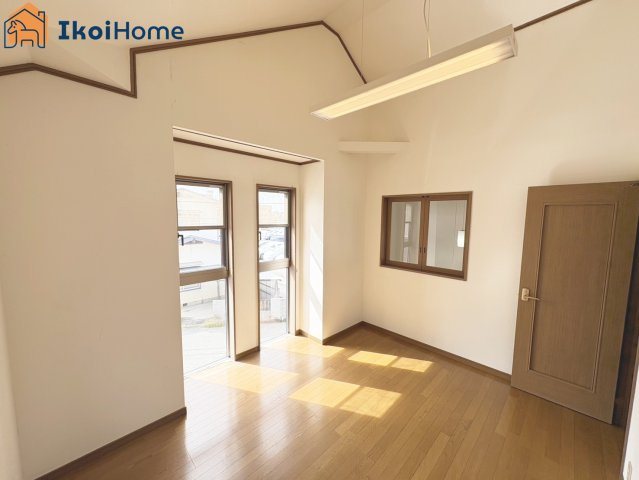 神戸市西区伊川谷町有瀬　中古戸建の寝室|【ホームページに現地動画掲載中】●年中無休：当日予約可●小窓からは吹抜部分が見下ろせます。