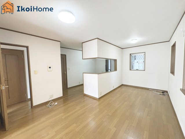 神戸市西区伊川谷町有瀬　中古戸建の居間・リビング|【ホームページに現地動画掲載中】●年中無休：当日予約可●南向きで明るい1階14帖のLDKです！