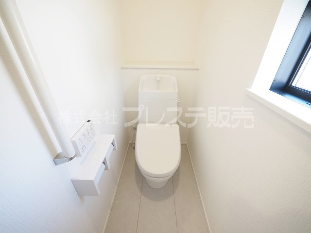 生駒市真弓２丁目の新築一戸建のトイレ|現地写真（Ｂ号地１階トイレ）温水洗浄便座を標準装備！