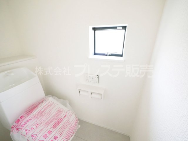生駒市真弓２丁目の新築一戸建のトイレ|現地写真（Ｂ号地２階トイレ）温水洗浄便座を標準装備！