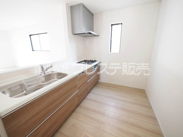 生駒市真弓２丁目の新築一戸建のキッチン|現地写真（Ｂ号地キッチン）人気の対面キッチン♪食器洗い乾燥機＆浄水器を標準装備！