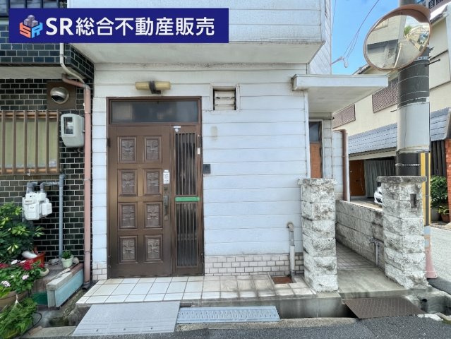大蓮北2丁目中古戸建の玄関|リフォームや住宅ローン・東大阪市の不動産の事なら弊社にお任せ下さいませ！
各地域の特徴・グルメ・裏道やその他、細かい情報等も熟知した
東大阪市出身のスタッフが新生活を送るお客様をサポート致します！