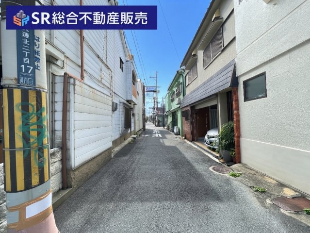 大蓮北2丁目中古テラスハウスの前面道路含む現地写真|弊社は、工務店と関係強化を徹底し、世界情勢やナフサショックの影響を受けずに材料確保を行い、納期も遅れることがございませんので、心配ご無用です！お気軽にご相談下さい。