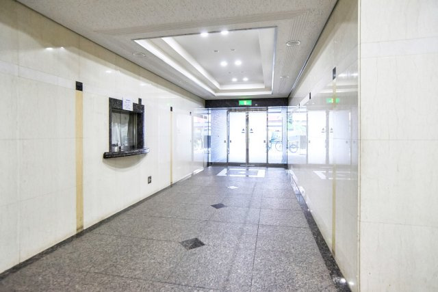 千駄木リリエンハイムのエントランス|「千駄木」駅徒歩１分！オートロック＆防犯カメラ付き耐震基準適合マンション、千駄木リリエンハイムは即日現地案内可能となっておりますので、お気軽にお問い合わせください！