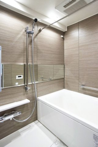 千駄木リリエンハイムの浴室|千駄木リリエンハイム：雨の日のお洗濯ものを干すにも便利な浴室乾燥機・追い焚き機能付き浴室です！