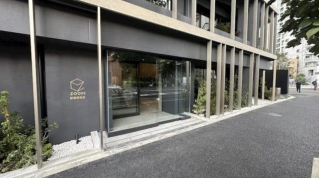 ZOOM新宿御苑前のエントランス
