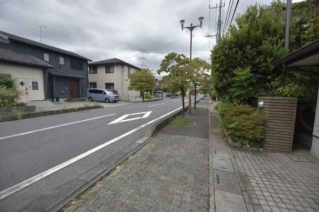 久喜市南栗橋5丁目　中古一戸建ての前面道路含む現地写真
