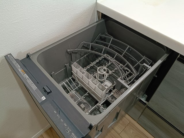 メロディーハイム鶴見パークオアシスのキッチン|節水効果も高く手荒れも防げる便利で衛生的な食器洗い乾燥機。スライドオープン型で出し入れもスムーズです。