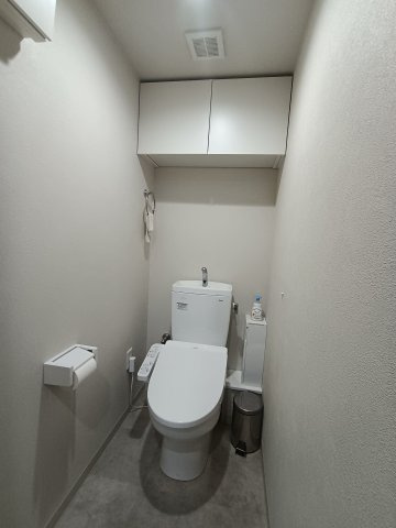 メロディーハイム鶴見パークオアシスのトイレ|トイレには収納に便利な吊り戸棚付き。温水洗浄便座も完備で快適な使い心地です。