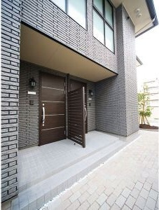 シーズンステージ本山のエントランス