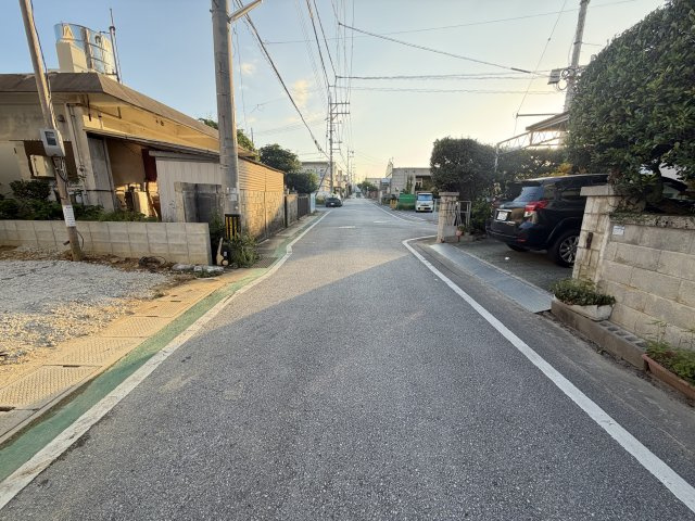 宜野湾市伊佐2丁目12番（全6棟）の前面道路含む現地写真|※北西側公道5.5m♪