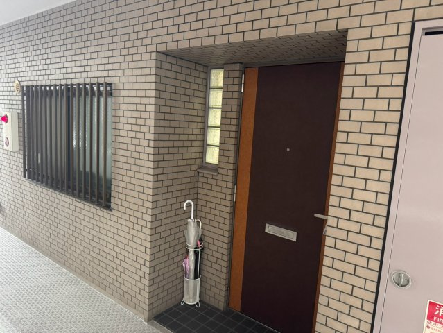 朝日プラザ桃山東の玄関