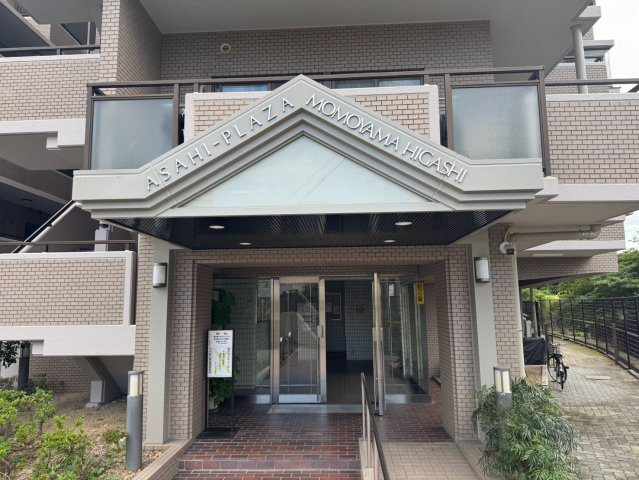 朝日プラザ桃山東のエントランス