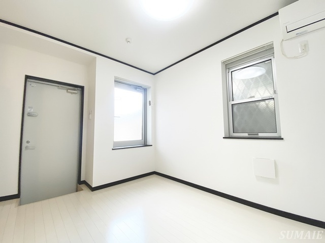 マーチ田端の居間・リビング|3面採光の明るいお部屋です